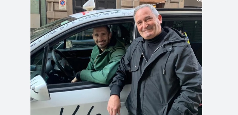 Torino – Emiro offre 100 mila euro al taxista per l’auto piena di autografi juventini. Lui li rifiuta