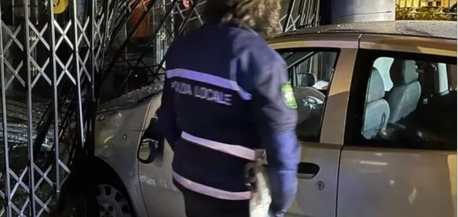 Torino –  Auto finisce nel foyer del cinema Colosseo: incidente in via Madama Cristina