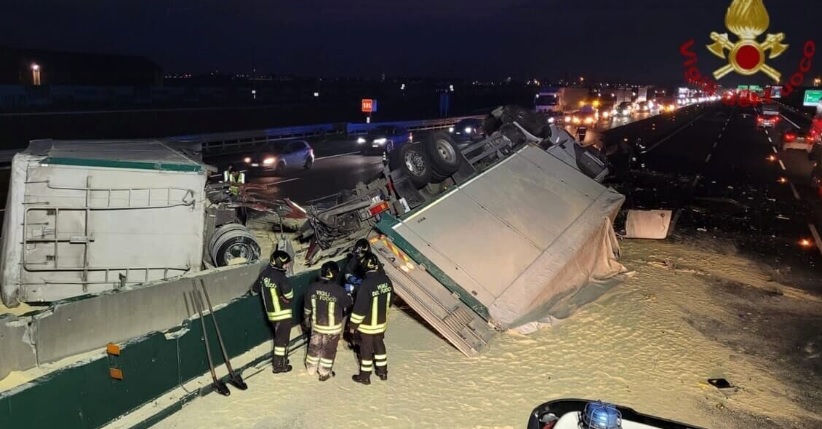 Torino – Autostrada Torino-Milano ricoperta di farina bianca: si ribalta il camion e perde il carico. Il curioso incidente