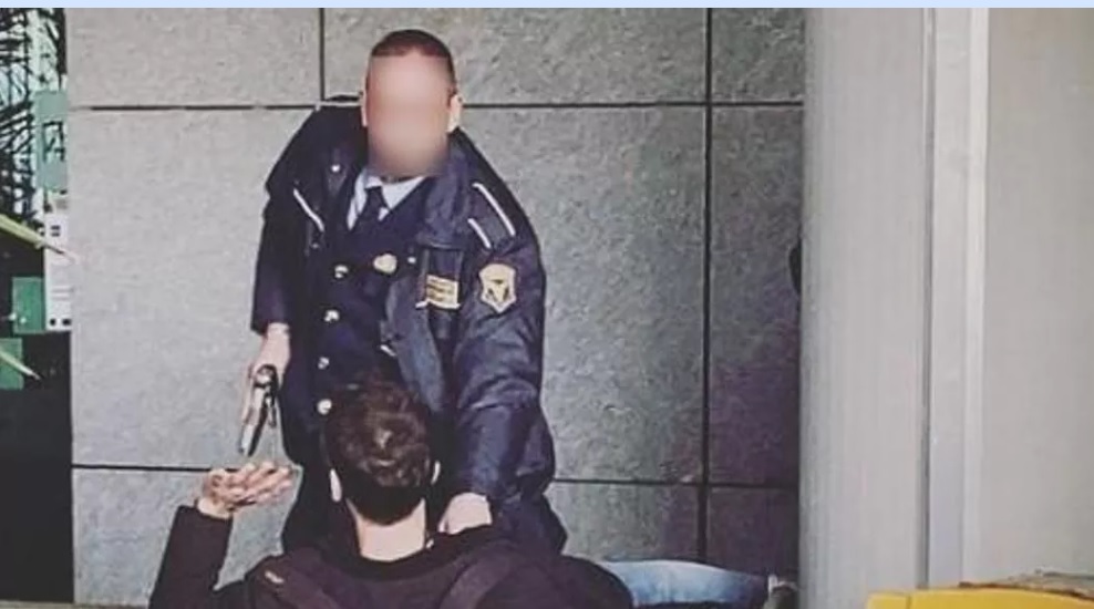 Paura a Torino – Guardia giurata spinge a terra e punta una pistola contro attivista di Extinction Rebellion