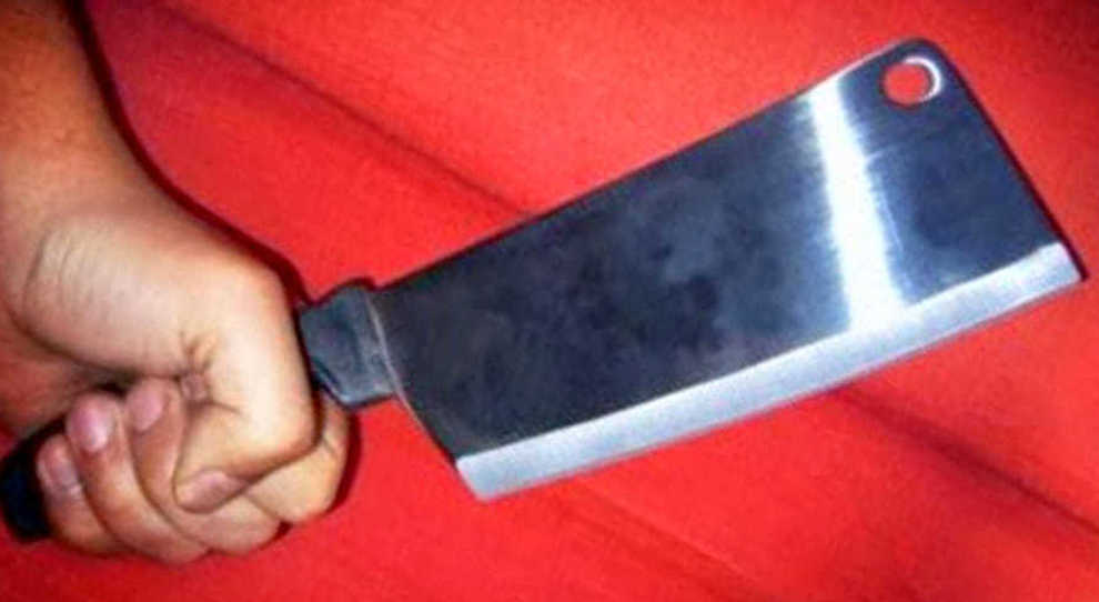 Follia in Piemonte – Ubriaco salda mannaia da macellaio ad un tubo e ferisce i vicini: fermato dai carabinieri