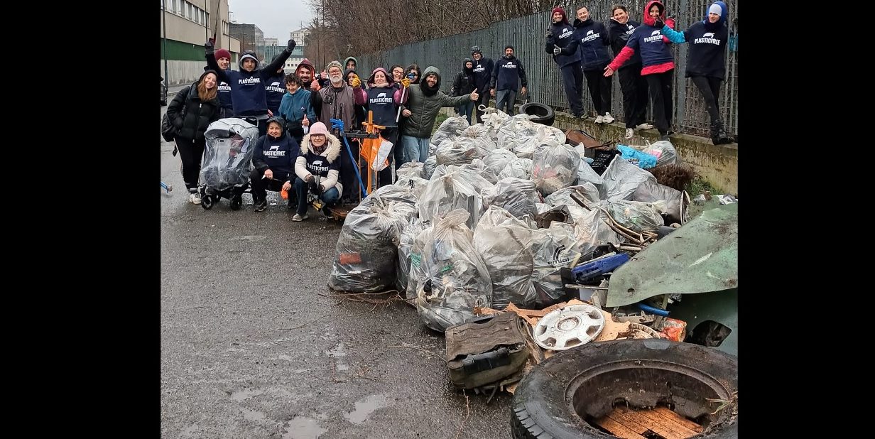 Torino – Volontari raccolgono oltre una tonnellata di rifiuti abbandonati: anche ruote d’auto e frigoriferi