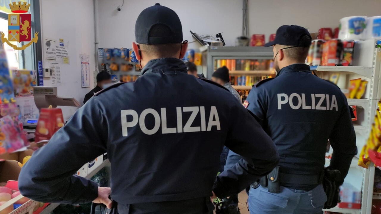 Torino – Controlli ad Aurora: fuori dal minimarket si spaccia, dentro ci sono ‘anomalie’ sanitarie: multa di 2mila euro al titolare