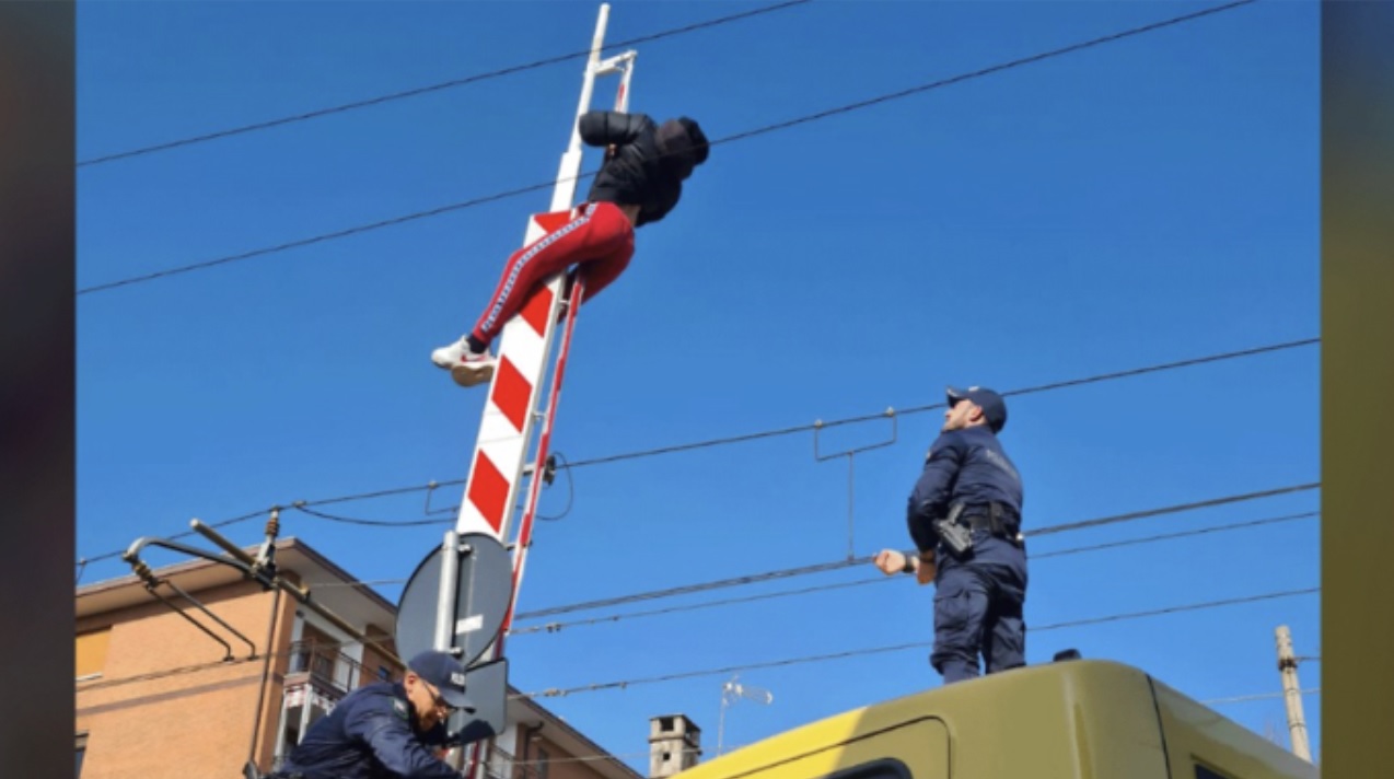 Salvataggio nel Torinese – Ragazzino resta appeso su sbarra passaggio a livello alzata. Intervengono i Civich