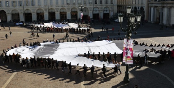 Torino – Una grande opera d’arte di JR in piazza San Carlo: oltre mille persone hanno partecipato all’evento