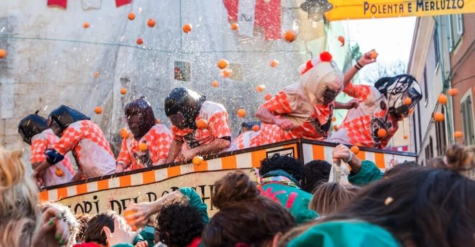 Carnevale di Ivrea, è stato un grandioso successo: 30mila presenze e tv da tutto il mondo (anche dalla Corea del Sud)