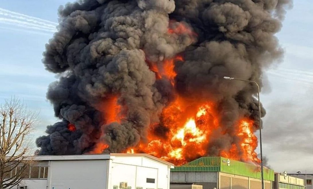 Allarme in Piemonte – Brucia ditta di solventi, sfiorata la tragedia. Si temono sostanze tossiche nell’aria. Gli ultimi aggiornamenti