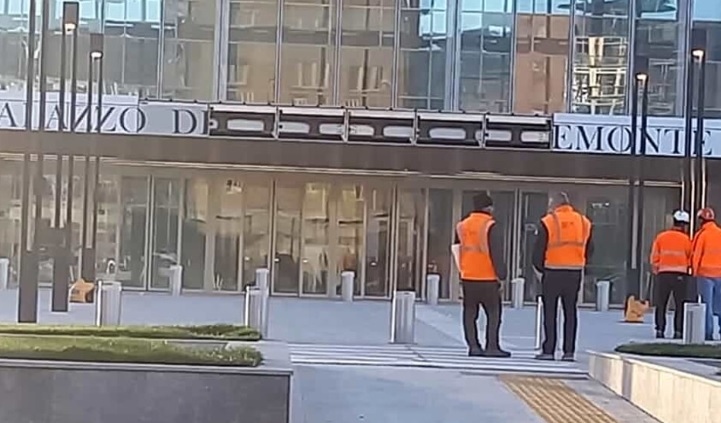Torino – Il vento stacca l’insegna del grattacielo della Regione: “Era attaccata con lo scotch?”