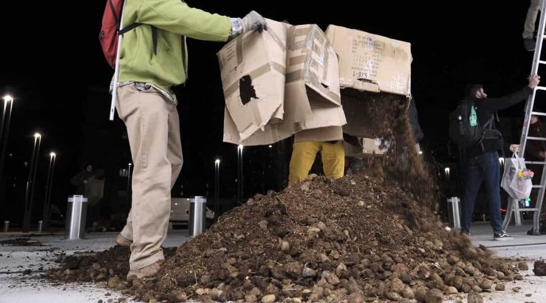 Torino – Mucchio di letame davanti al Grattacielo della Regione: nuovo blitz degli ambientalisti: “Dal letame nascono i fiori”