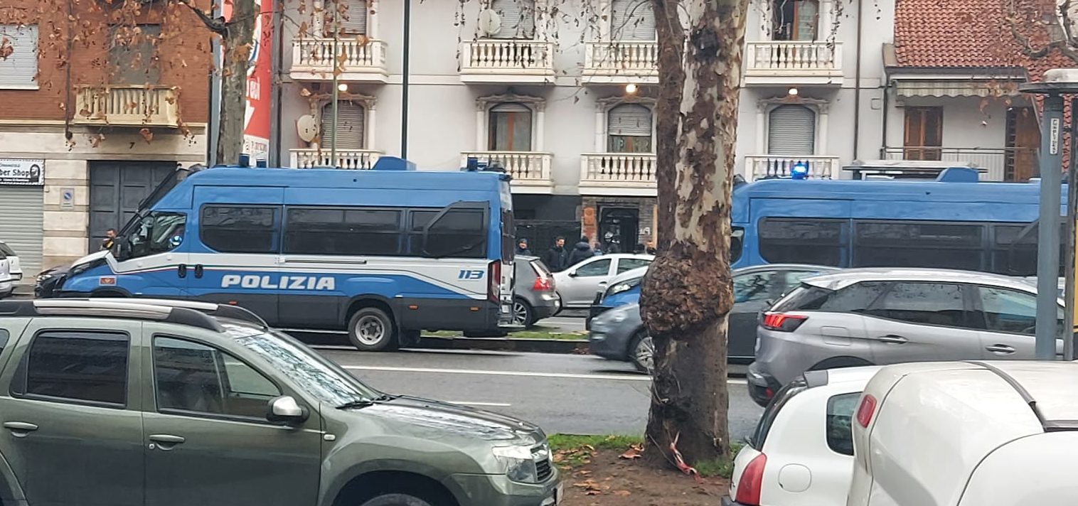 Torino – Sgomberata la palazzina degli anarchici di corso Novara, occupata da stranieri. Petrarulo: “La normalità diventi una regola, contro chi pensa che tutto è possibile”