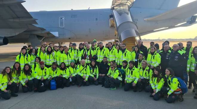 Il Piemonte in missione dopo il terremoto in Turchia: inviati 80 sanitari per l’ospedale da campo: “Un grande team per aiutare il Paese”