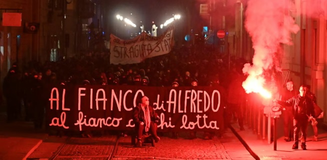Torino – Guerriglia in città nel corteo per Cospito: bombe carta e vetrine rotte: 37 manifestanti portati in Questura