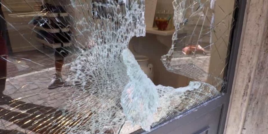 Torino – Uomo incappucciato sfascia vetrine in via Barbaroux per rubare. Inseguito e arrestato