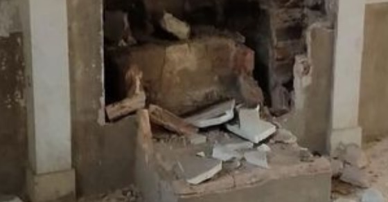 Piemonte – Vandali entrano nella tenuta di Cavour e sfasciano l’ultimo camino rimasto