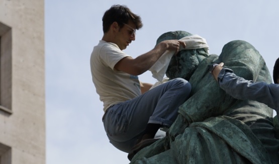 Torino – Crisi climatica, attivisti bendano le statue: “Opera non fruibile”. La protesta