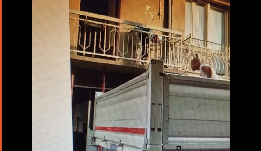 Incidente nel Torinese – Camion si incastra sotto un balcone nel centro storico: ingenti i danni