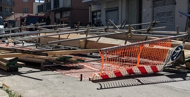 Torino – Sfiorata la strage a Collegno: crolla ponteggio in mezzo alla strada. La situazione