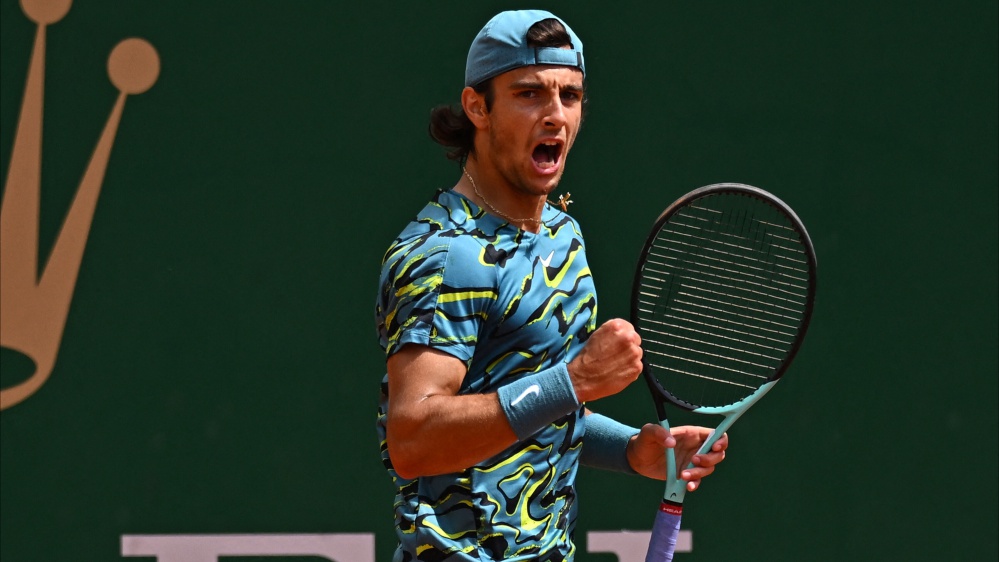 Epico Musetti – Batte Djokovic e lo fa impazzire: il n.1 in preda a un raptus spacca la racchetta