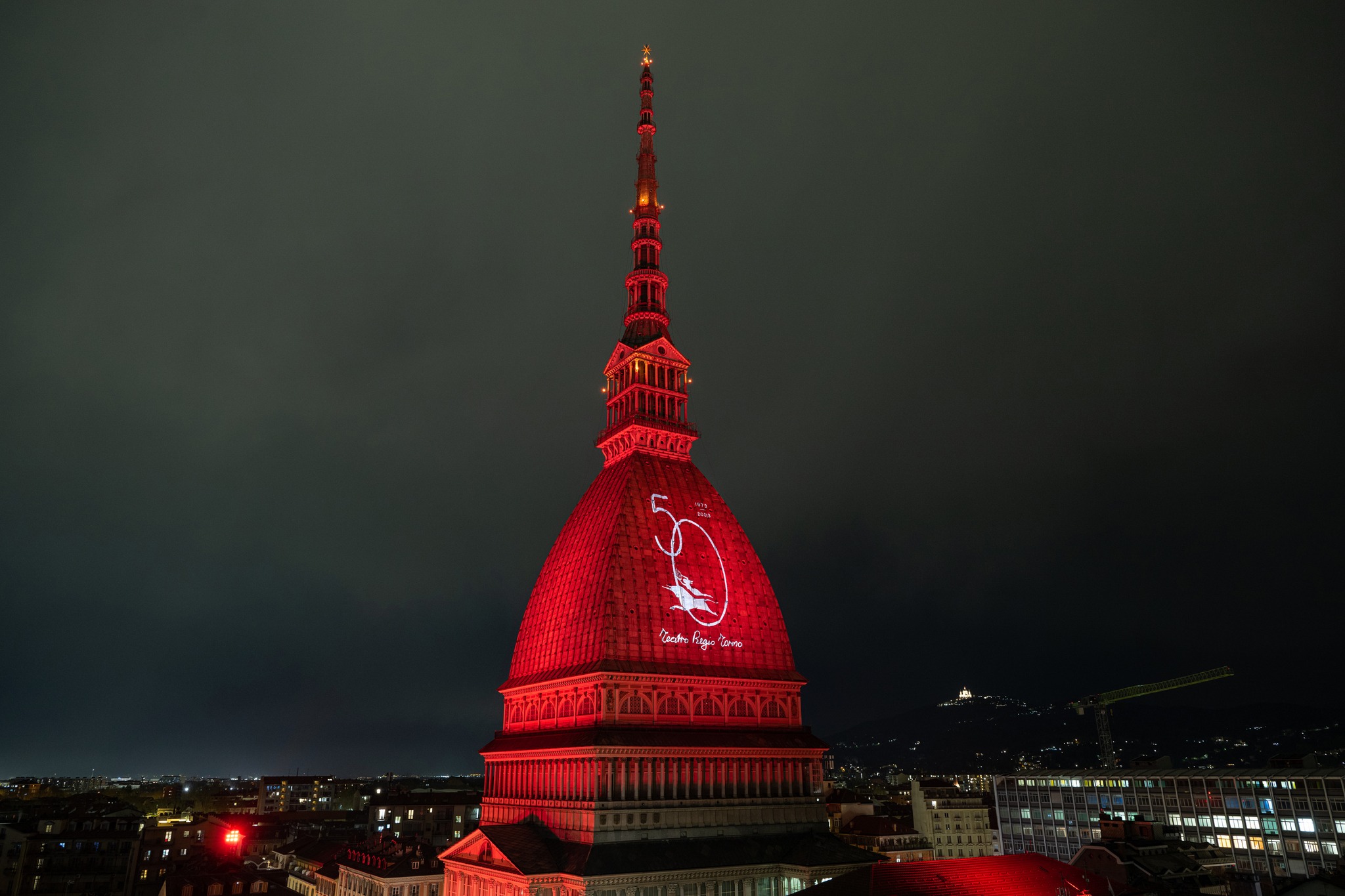 Torino – La Mole colorata di rosso per i 50 anni del Teatro Regio: si apre un lungo calendario di eventi