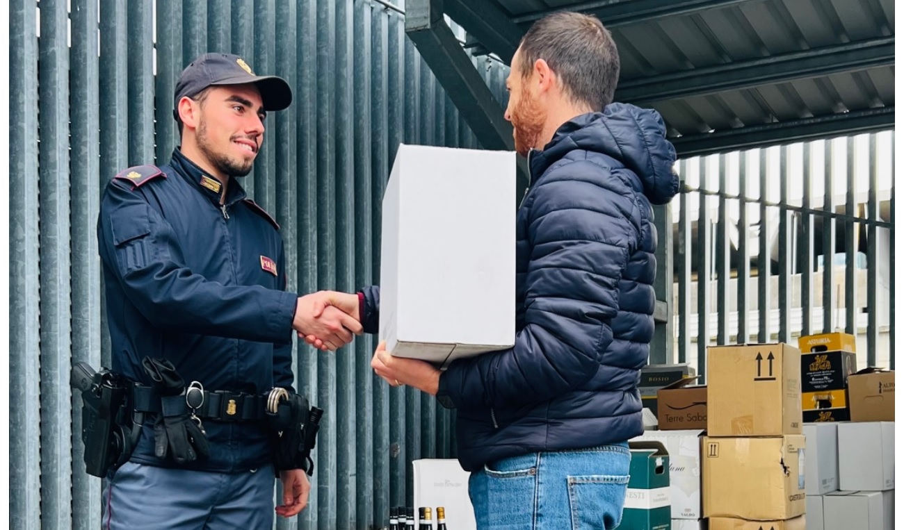 Torino – Vini di pregio trafugati: la polizia restituisce 4mila bottiglie ai produttori. Ecco come avveniva la truffa