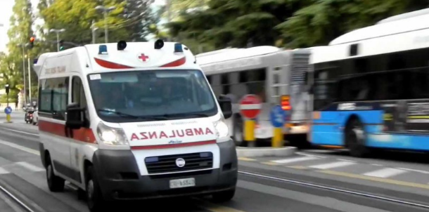 Torino – Auto contro autobus: un ferito, paura fra i passeggeri
