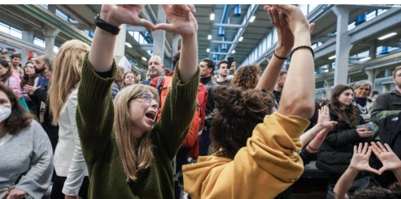 Torino – Caos al Salone del Libro: pesantemente contestata, la ministra Forcella abbandona il palco