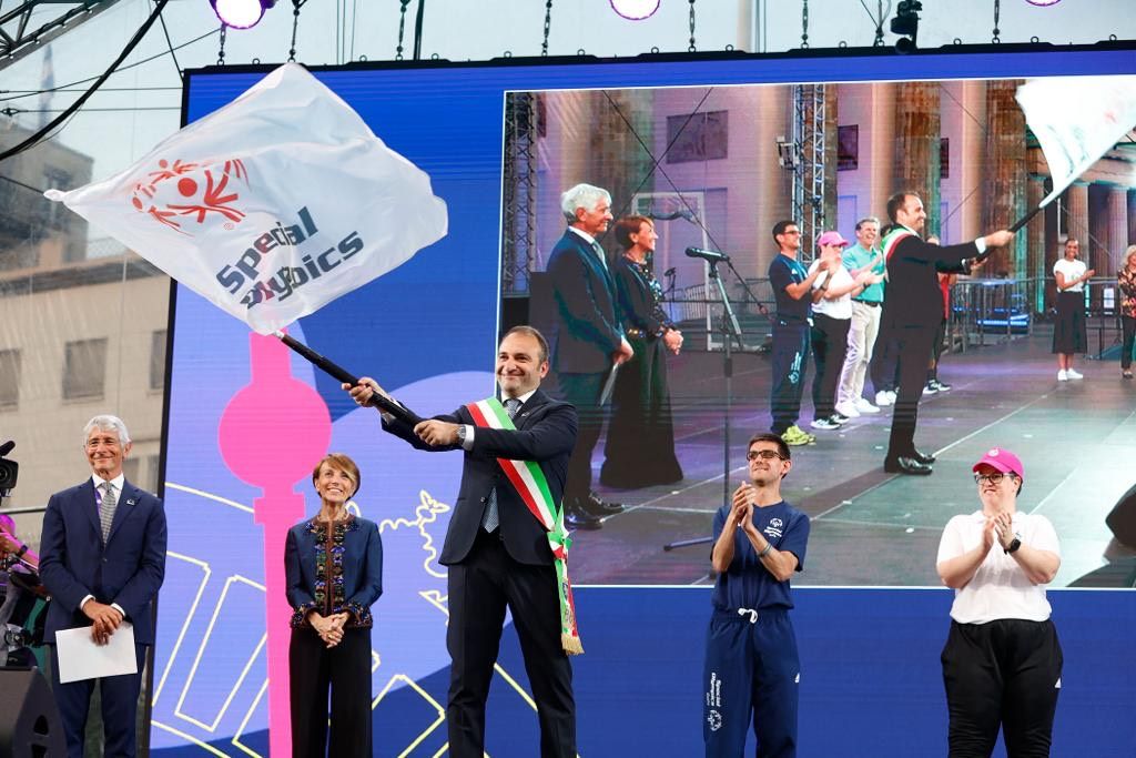 Torino riceve da Berlino la bandiera degli Special Olympics: “Il conto alla rovescia per i Giochi è iniziato”