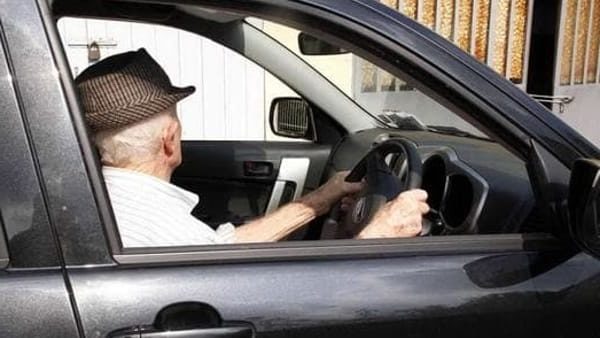 Torino – Anziano fermato per un controllo: scoprono che ha guidato per 50 anni senza patente