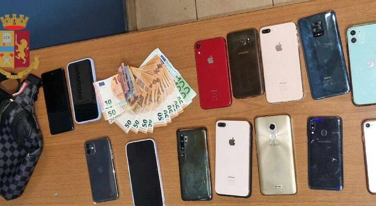 Torino – Maghrebini nascondevano sotto il letto 14 cellulari rubati e un kg di droga: arrestati