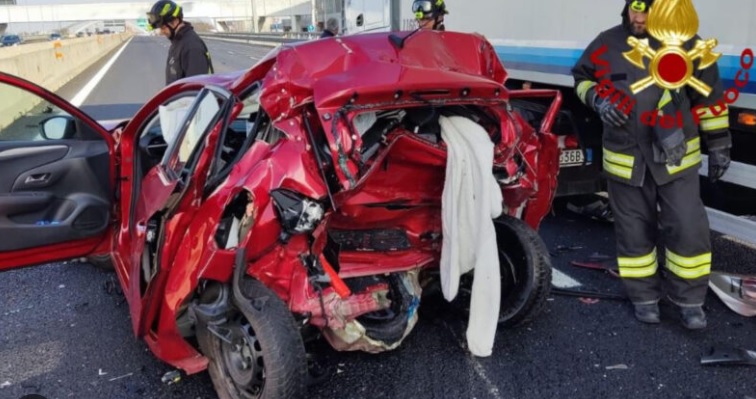 Tremendo incidente sulla Torino-Milano – Tamponamento a catena fra auto:  due morti e tre feriti