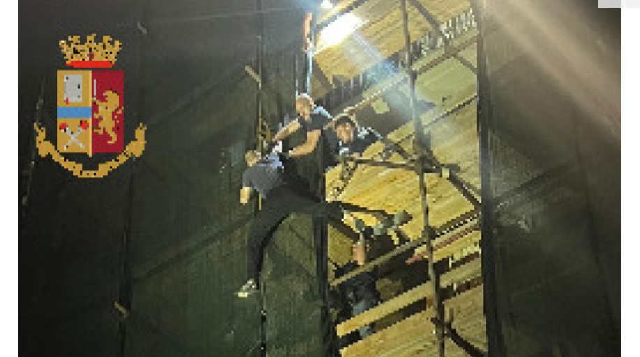 Paura a Torino – Minaccia di lanciarsi da un ponteggio e sta per cadere nel vuoto: grande salvataggio della Polizia