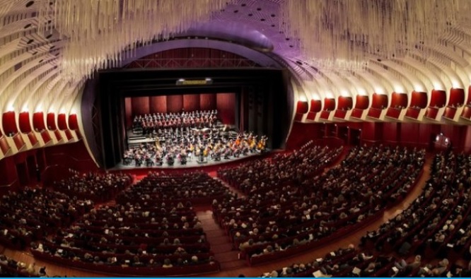 Torino – Caos al Teatro Regio: chiesto minuto di silenzio per Berlusconi, partono fischi e insulti. Fischiano anche gli artisti