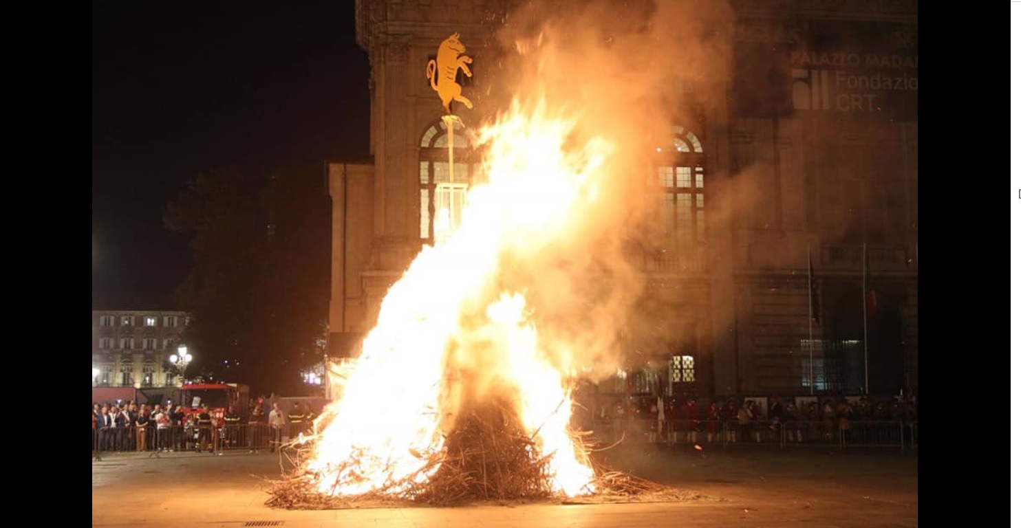 Torino – Il toro di San Giovanni cade dalla parte giusta: “Un auguro per la città: sarà un anno di successi per Torino”