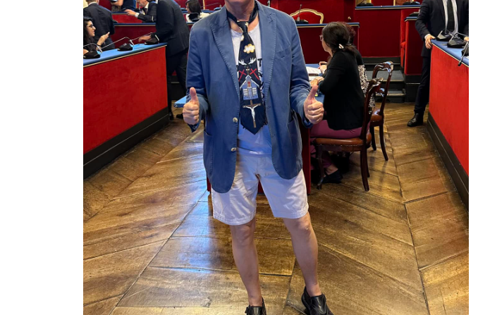 Torino – Va in bermuda in Consiglio Comunale: “Questa è la parità di genere, siete vecchi di 2 secoli”