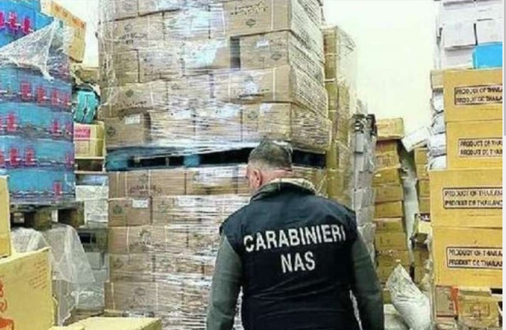 Torino – Maxi sequestro di cibi e dolci scaduti: cambiavano l’etichetta, poi li rimettevano in vendita