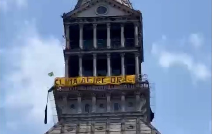 Torino – Gli ambientalisti ‘occupano’ anche la Mole Antonelliana: la protesta