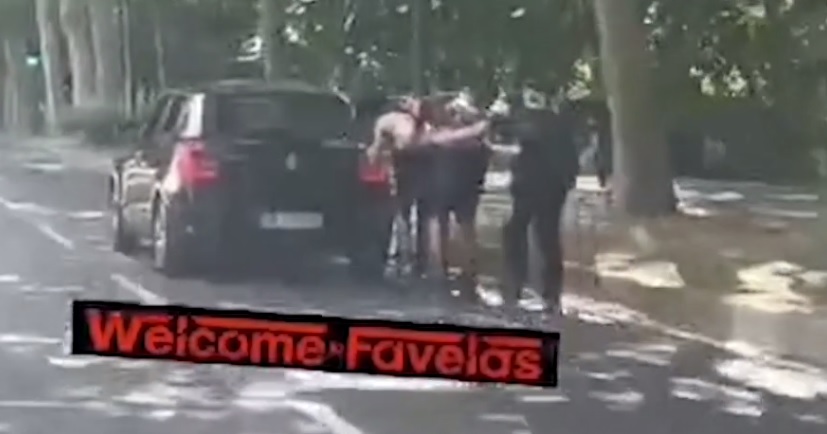 Torino – Nuova follia ‘social’: in tre sui pattini in strada, poi si aggrappano ad una macchina