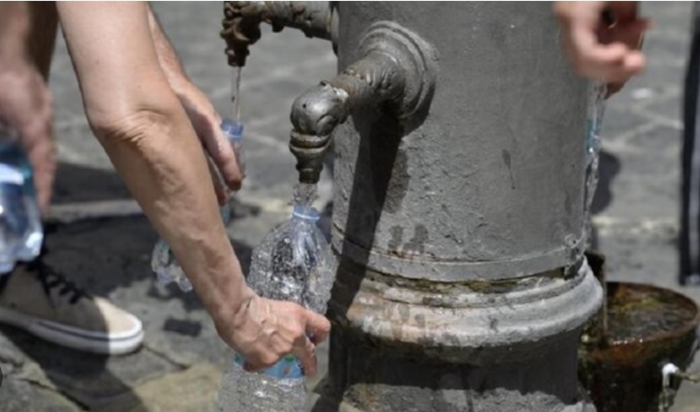 A Torino scene surreali – Ancora 800 famiglie senz’acqua a Mirafiori: “Obbligati a fare la coda alle fontanelle”