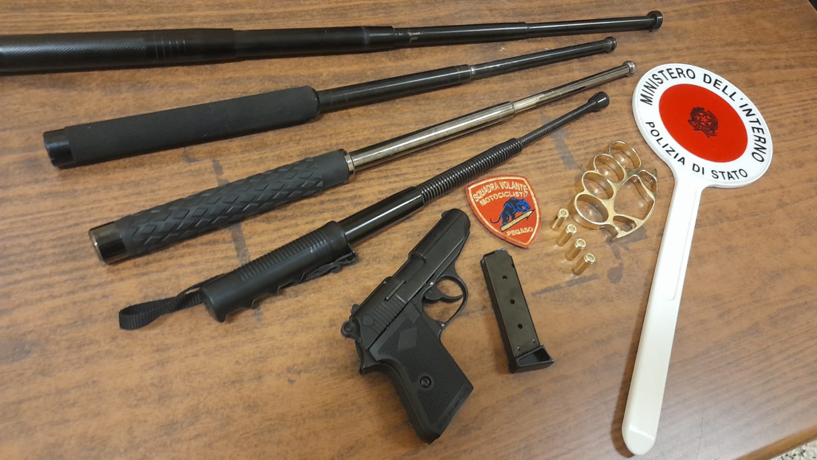 A Torino è lotta alle baby gang: sequestrati a 4 ragazzi tirapugni, sfollagente e una scacciacani