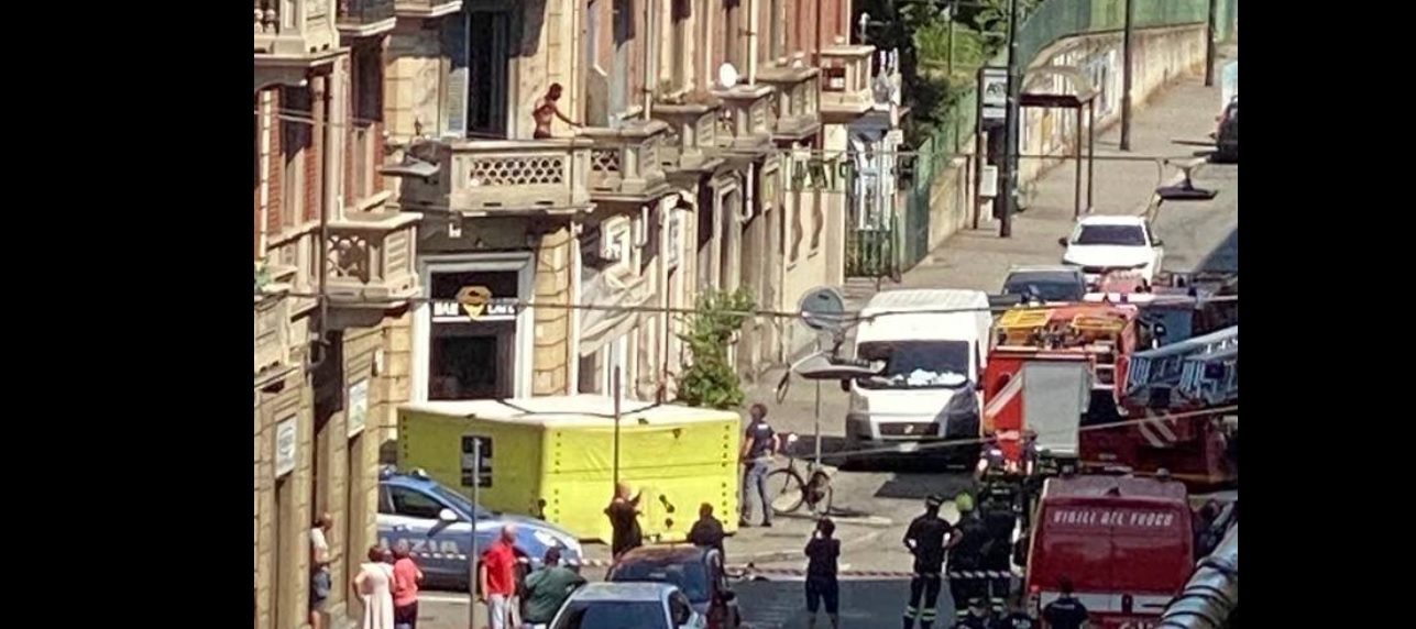 Follia a Torino – A torso nudo scaraventa oggetti dal terrazzo, bloccando il traffico. Poi minaccia di gettarsi anche lui