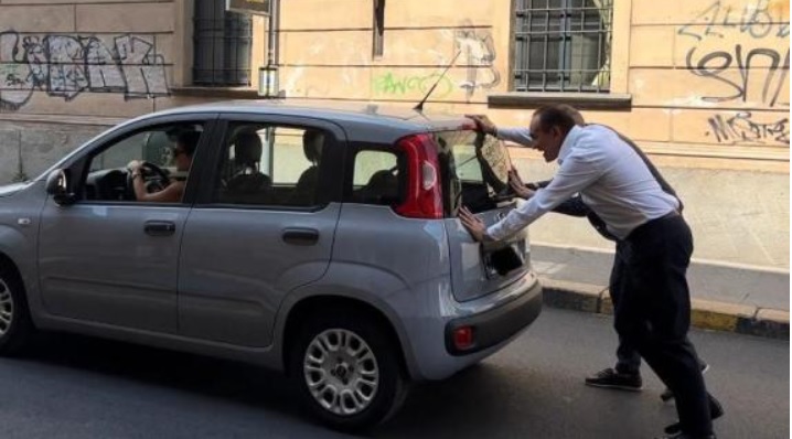 Torino – Si blocca auto in strada. A spingere chi arriva? Il presidente della Regione Cirio. Sorpresa per l’automobilista