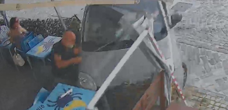 Follia in Piemonte – Tenta di investire un barista nel suo dehors: “Mi odia perché sono vaccinato”