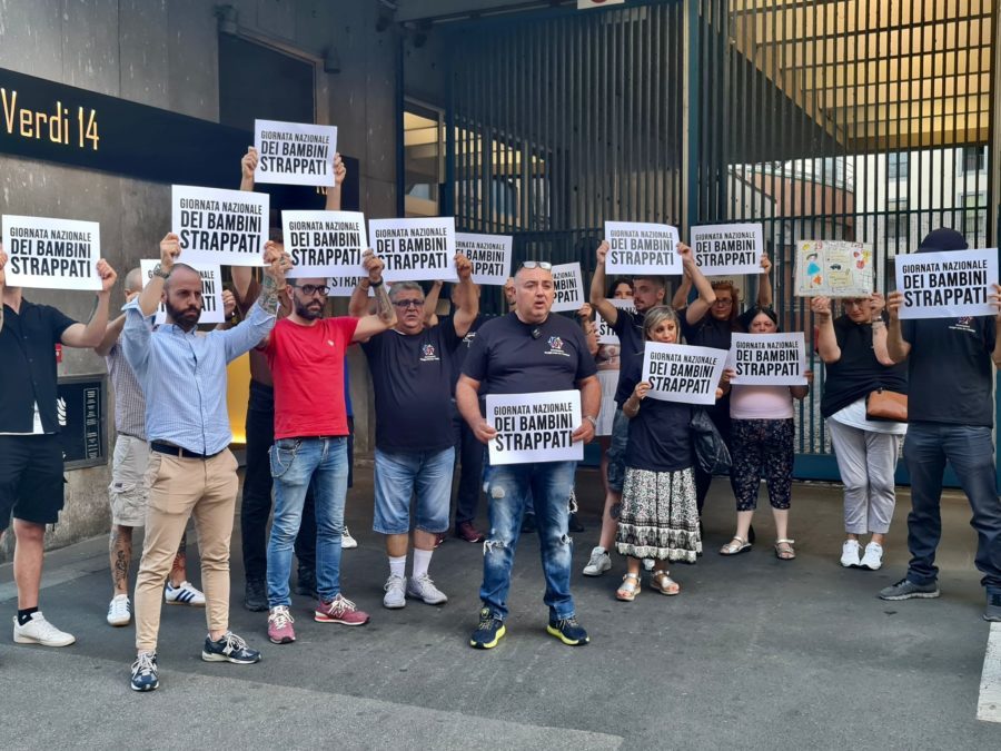 A Torino la protesta per i bambini “strappati ai genitori” – “L’emergenza continua, il sistema Bibbiano non è sconfitto”