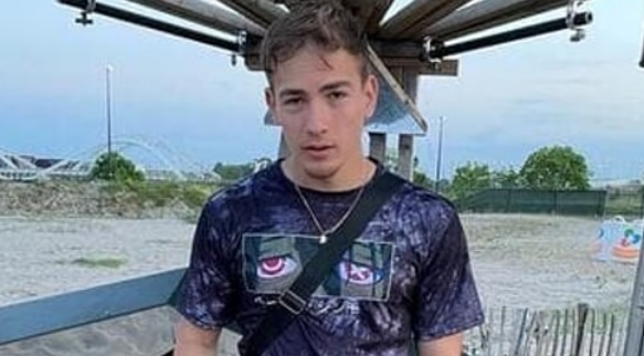 Terrore in Piemonte – Uccide a coltellate il padre e un amico, poi fugge. E’ caccia all’uomo “E’ pericoloso”