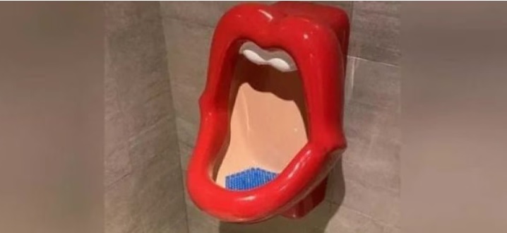 A Torino gli orinatoi in palestra hanno la forma di una bocca di donna – E scoppia la protesta