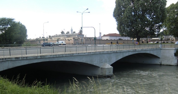 Torino- Tenta di uccidersi lanciandosi dal ponte Carlo Emanuele: salvato all’ultimo dai poliziotti