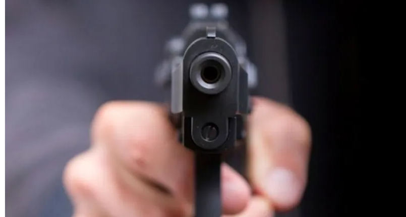 Torino – Spara e uccide l’uomo di cui era geloso: condannato all’ergastolo