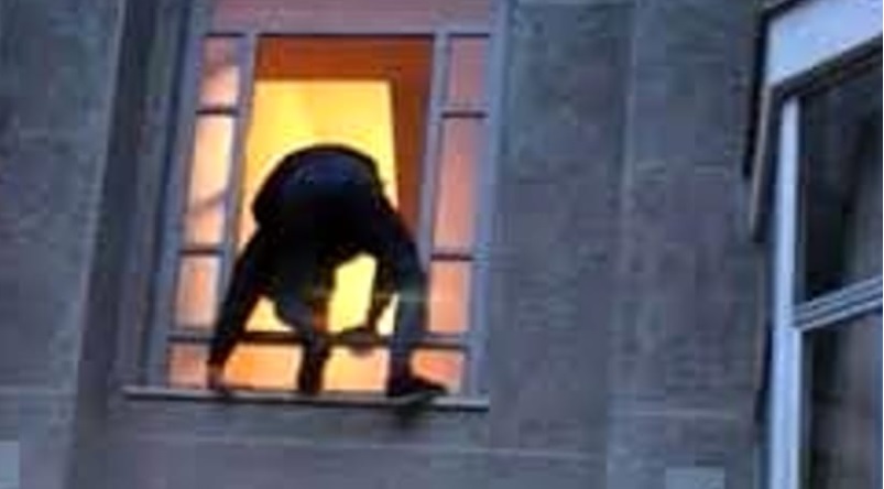 Torino – Ladro si lancia da 3 metri e tenta la fuga ‘azzoppato’: inseguito e arrestato