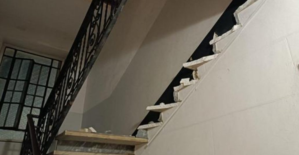 Paura a Torino, tragedia sfiorata – Crolla una rampa di scale, evacuato intero palazzo