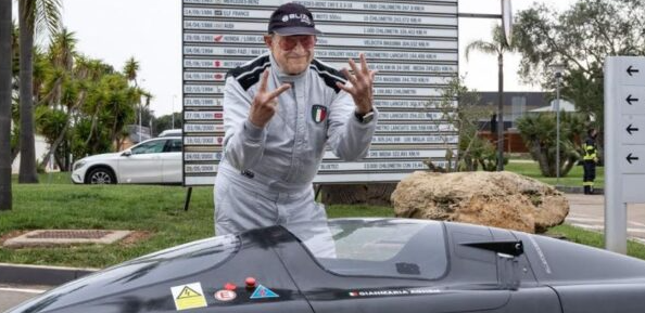 Pilota torinese di 76 anni da primato: 8 record del mondo per lui, alla guida di una super monoposto